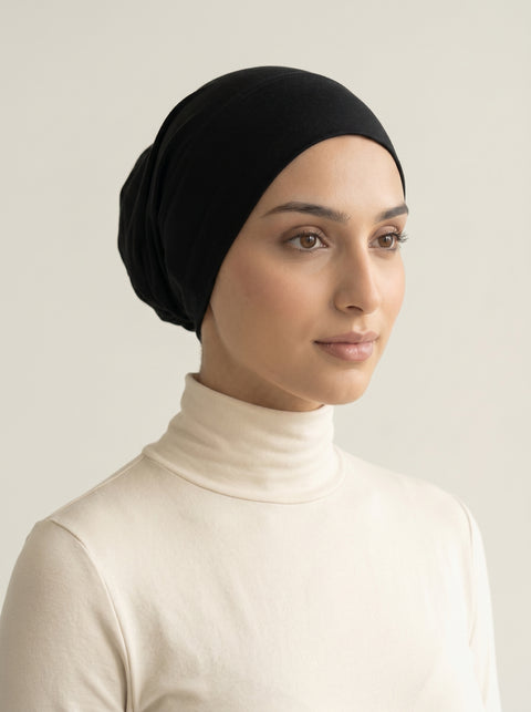 Bonnet sous-hijab en coton noir porté, vue de trois-quarts
