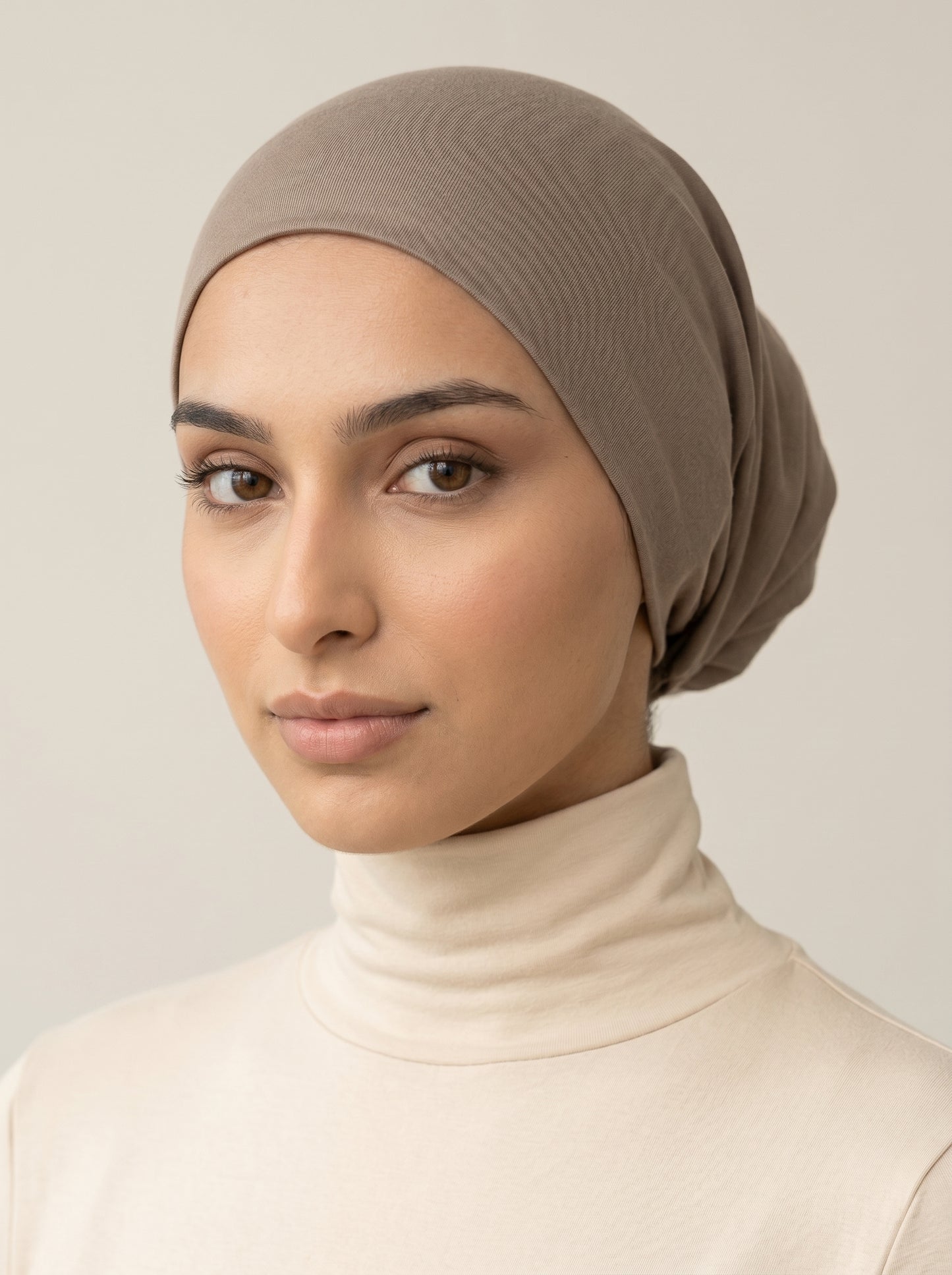 Bonnet sous-hijab taupe, vue de trois-quarts