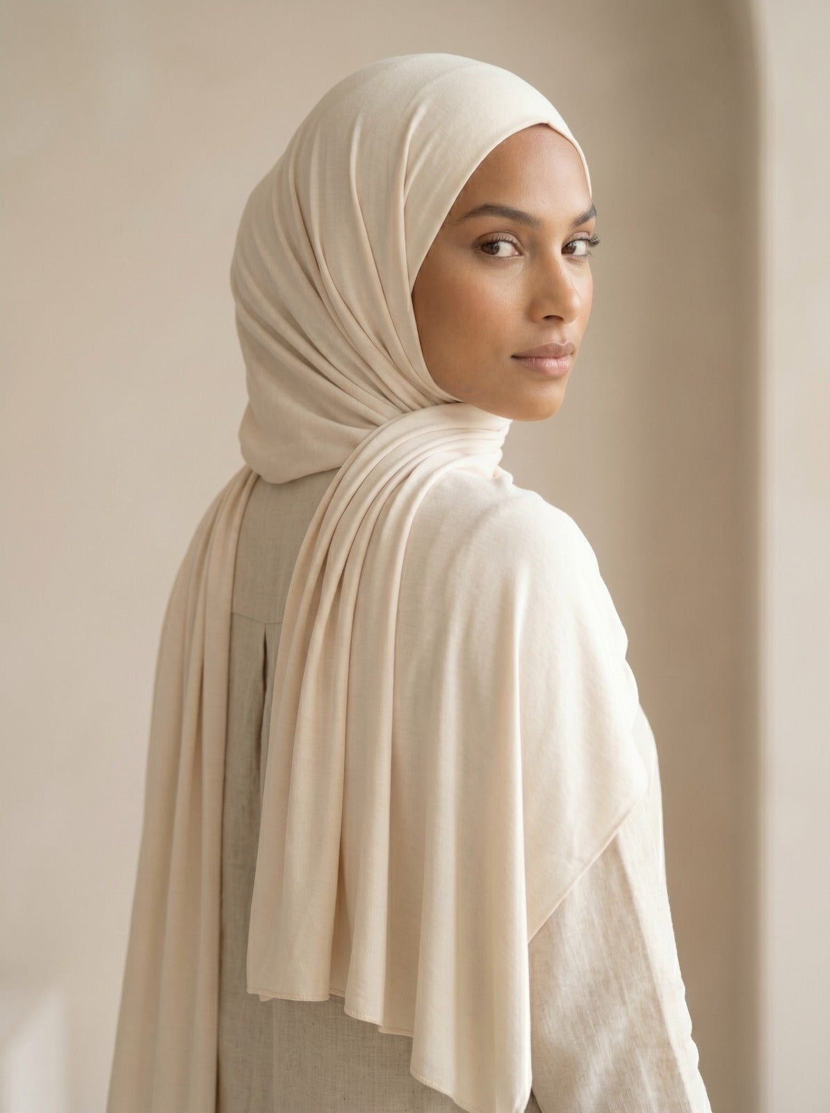 Hijab Air Soft ivory nude porté en drapé, vue de face