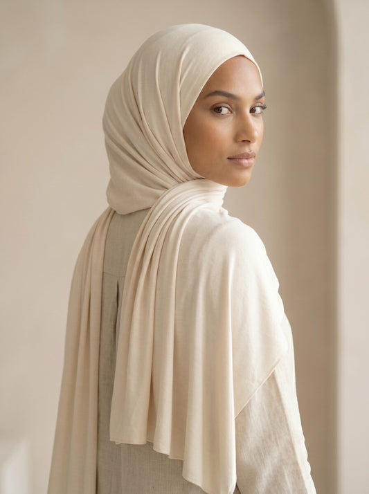 Hijab Air Soft ivory nude porté en drapé, vue de face