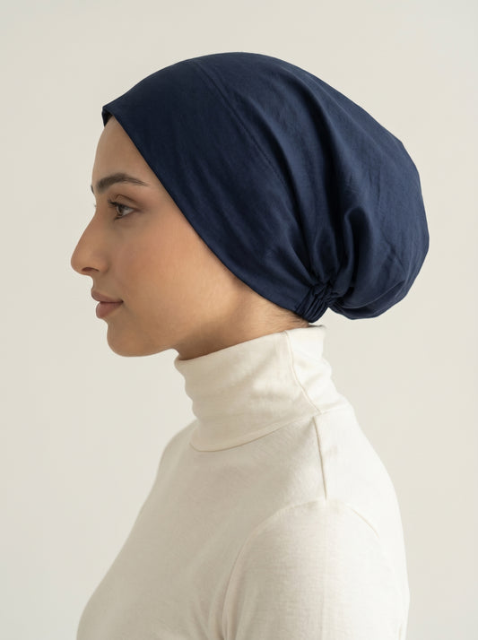 Bonnet sous-hijab en coton bleu nuit porté, vue de face