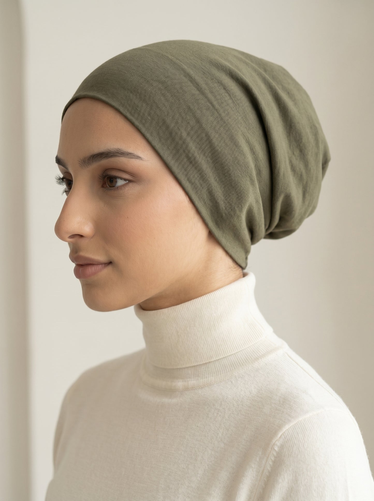 Bonnet sous-hijab en coton kaki porté, vue de face