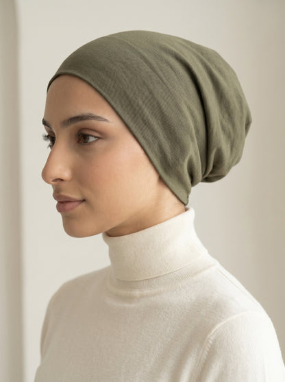 Bonnet sous-hijab en coton kaki porté, vue de face