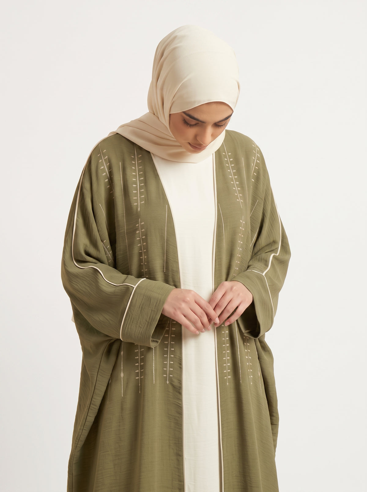 Abaya Weave Olive, Tissage brodé main, olive profond, AÏKARA Paris