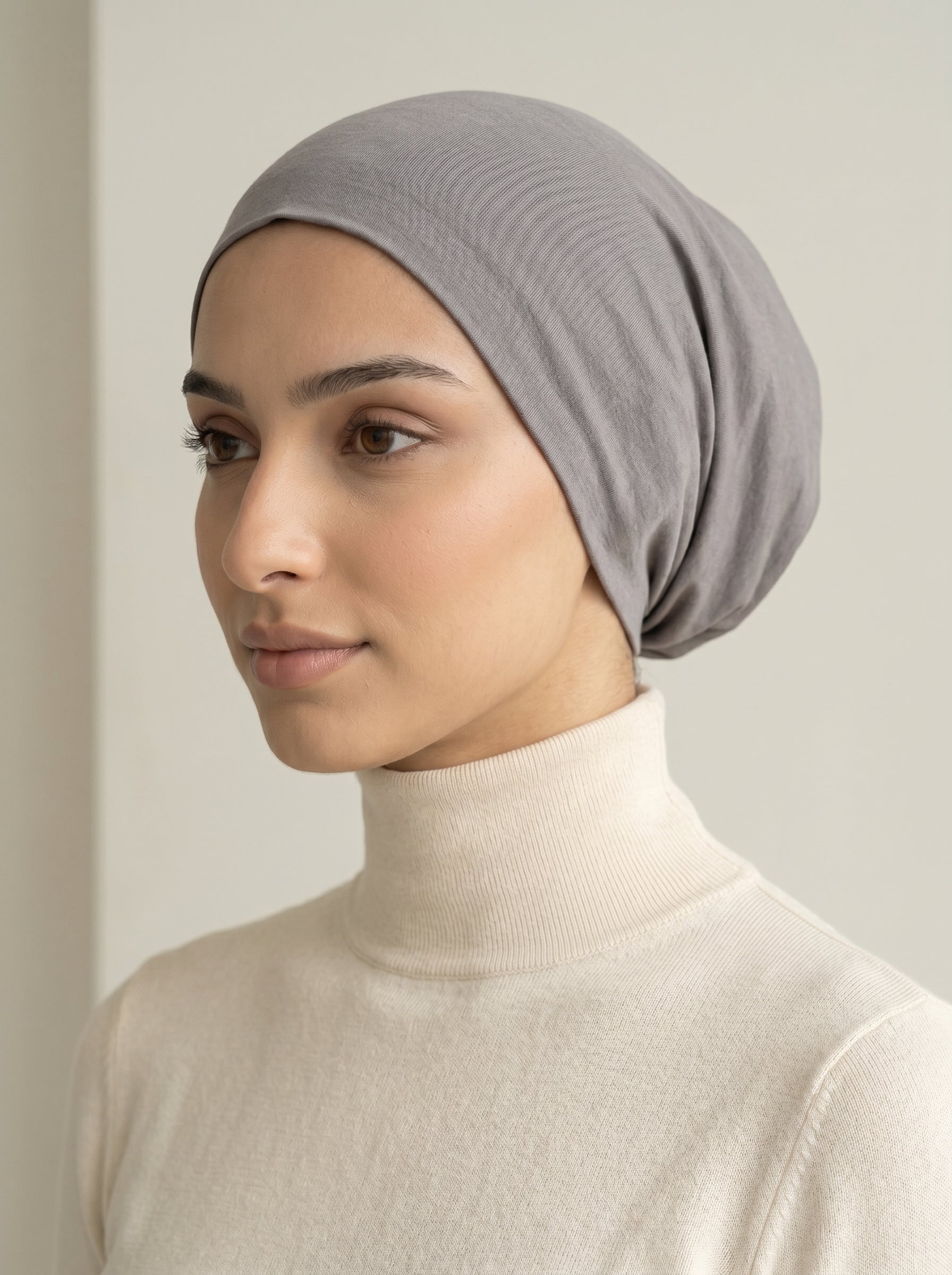 Bonnet sous-hijab gris clair, vue de profil