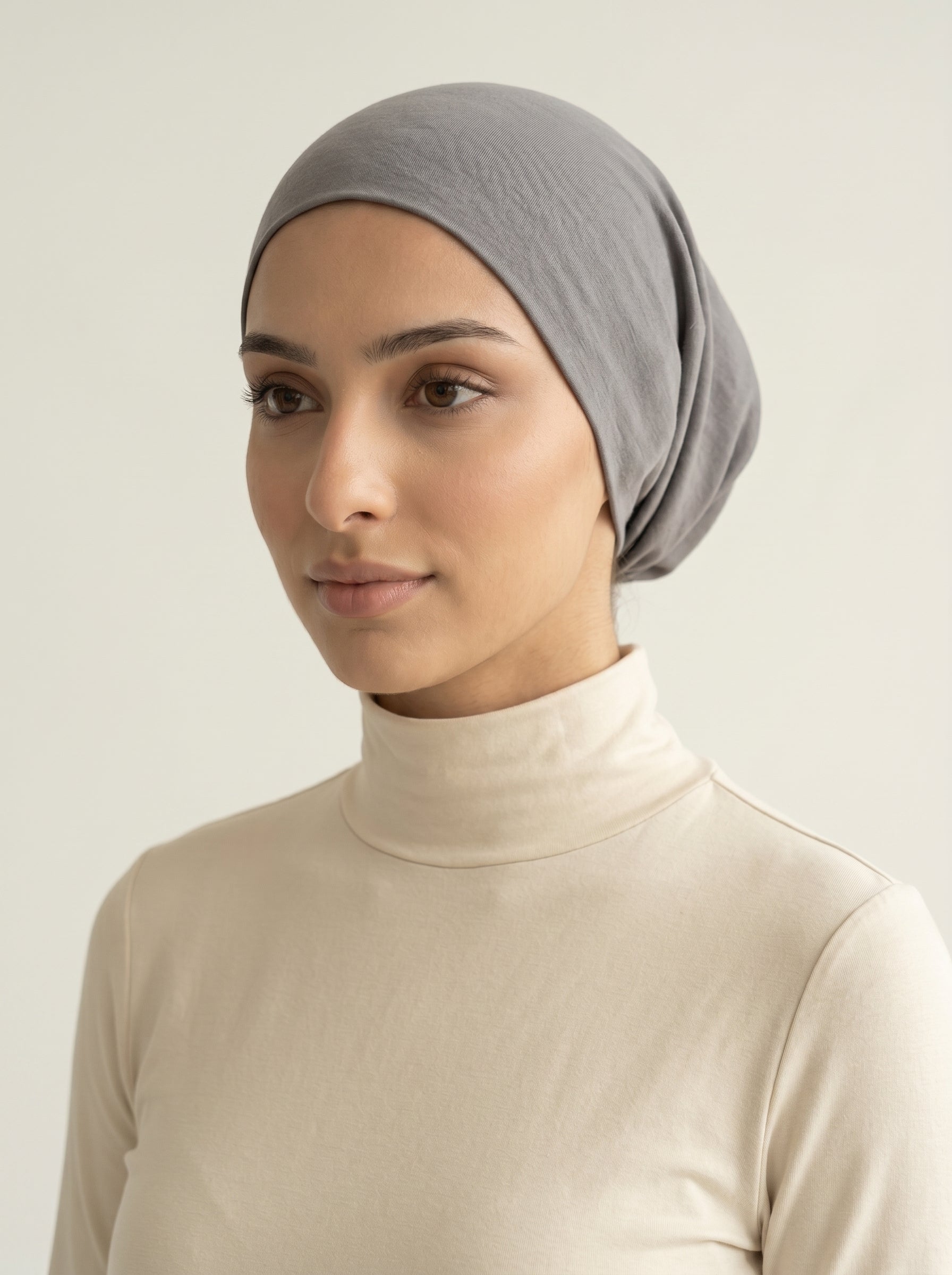 Bonnet sous-hijab en coton gris clair porté, vue de face