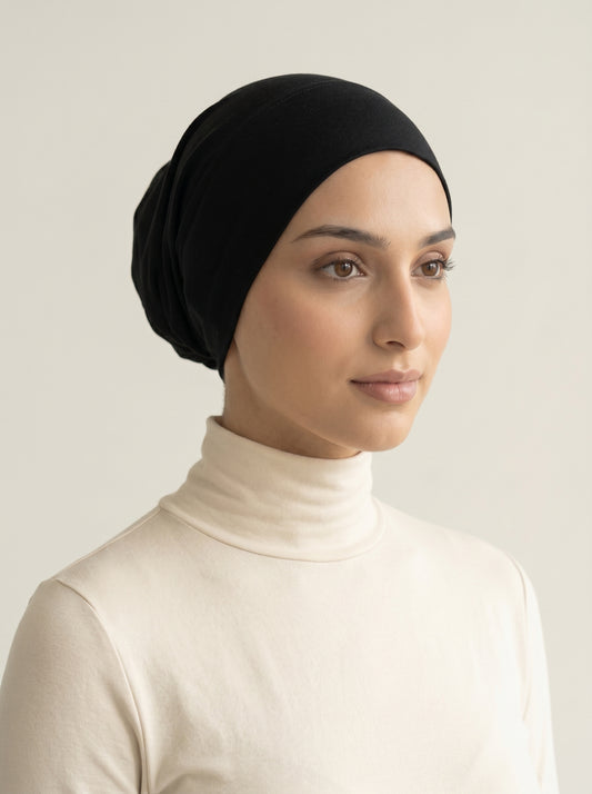 Bonnet sous-hijab en coton noir porté, vue de trois-quarts