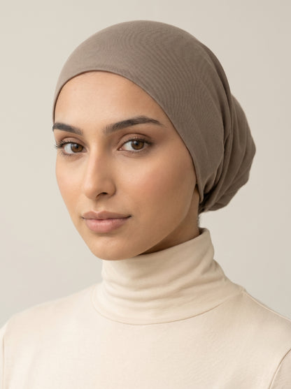 Bonnet sous-hijab taupe, vue de trois-quarts