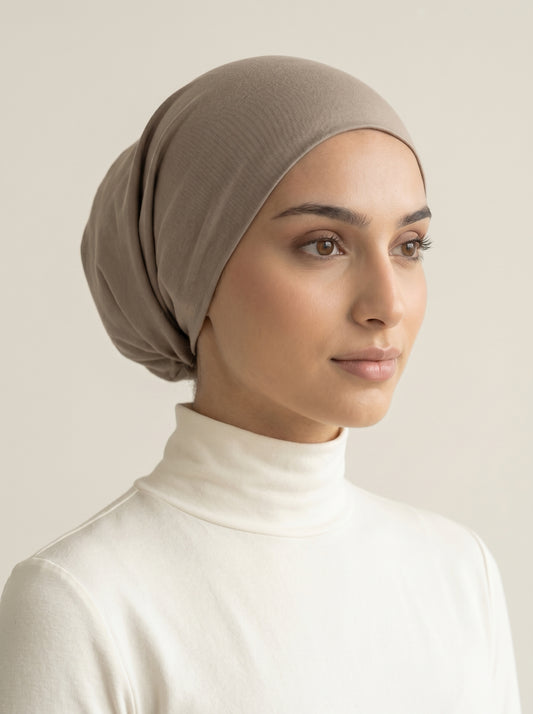 Bonnet sous-hijab en coton taupe porté, vue de face